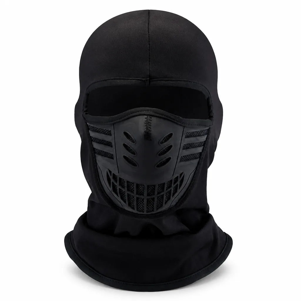 Helt sort ansigtsmaske set forfra på hvid baggrund, med gummilignende munddel, ovale ventilationshuller og netstribe. 7