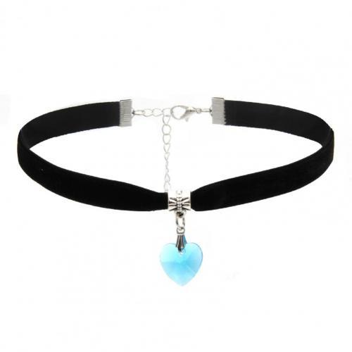 Schwarzer Samt-Choker mit blauem Herzanhänger, gotischer Stil, modisches Accessoire.