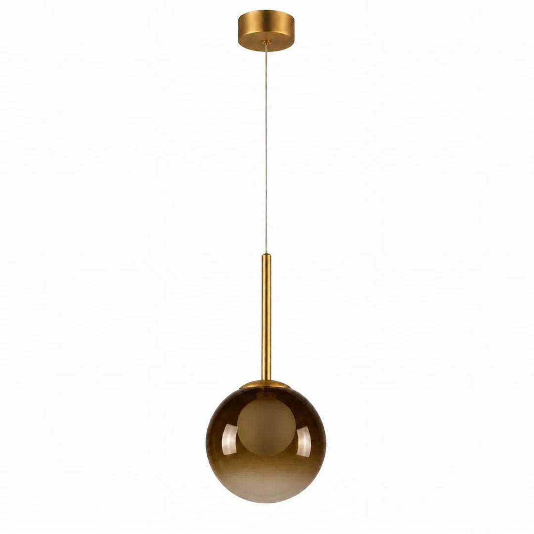 Ravfarvet glaskuglelampe med messingstang og loftsrosette, slukket, på hvid baggrund 7