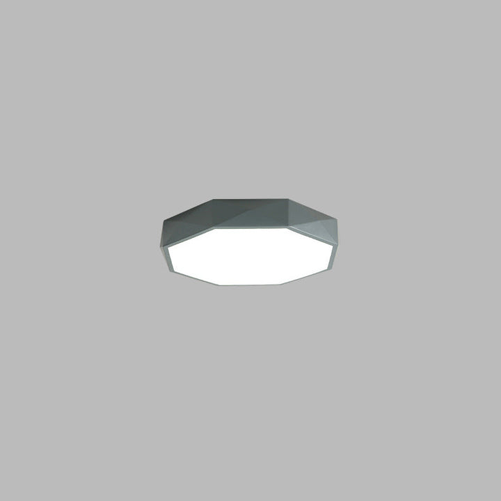 Grå ottekantet loftlampe på grå baggrund med facetteret kant og hvid lysflade 10