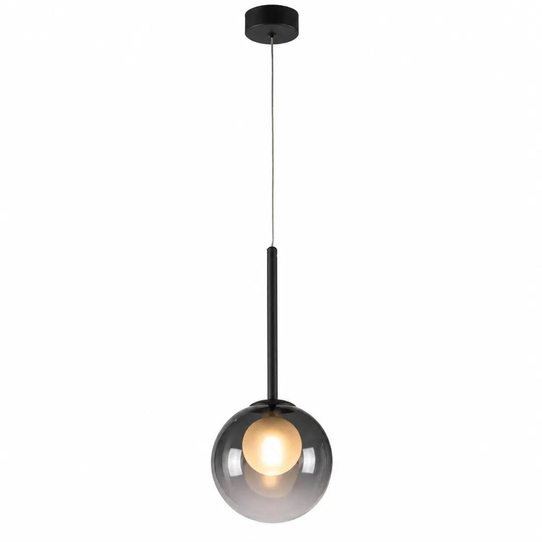 Tændt røggrå glaskuglelampe med sort stang og sort loftsrosette, frilagt på hvid baggrund 8