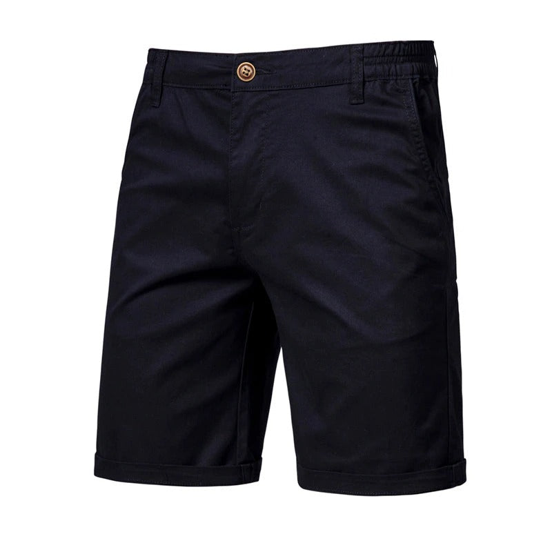 Sorte shorts set forfra med knap, sidelommer, elastisk linning og opsmøgede ben. 6