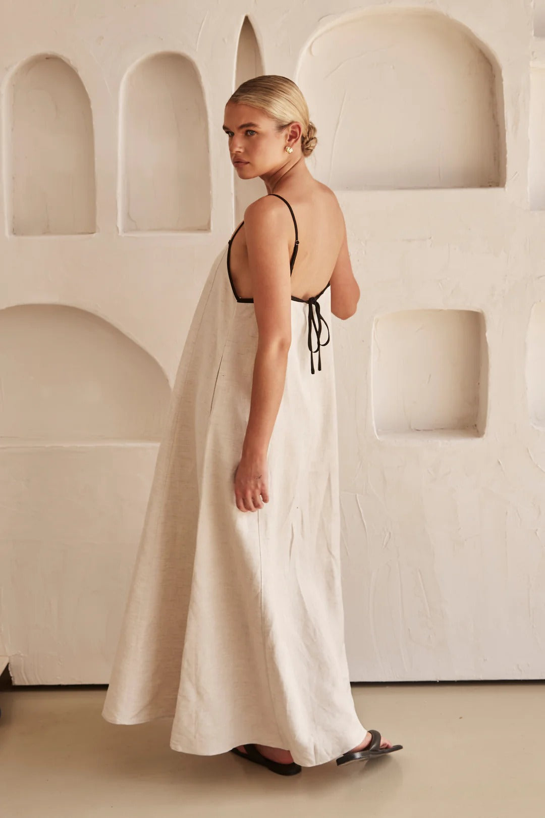 Beige sommerkjole med feminint silhuet – Isara