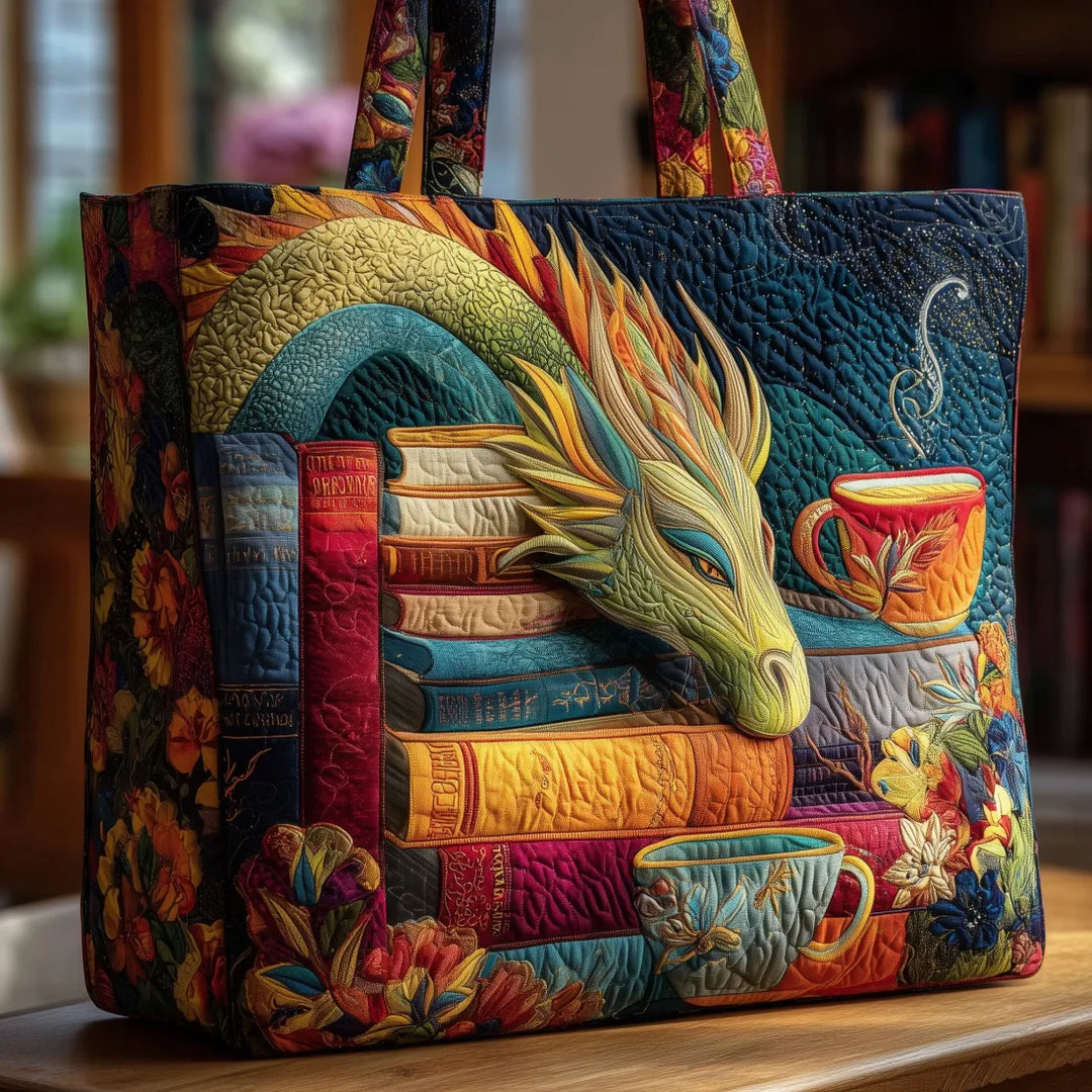 Vatteret totebag set fra siden på et træbord, med en grøn drage på en stak farverige bøger og kopper med te. 1