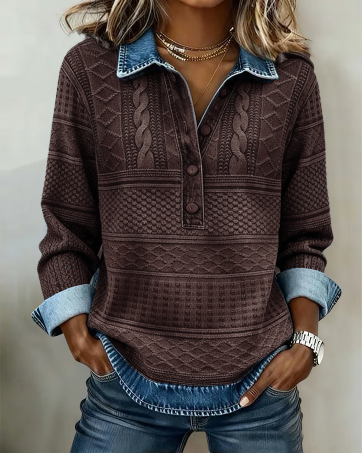 Model i den mørkebrune version med blå denimkrave og opsmøgede denimærmer, hænderne i lommerne på jeans. 3