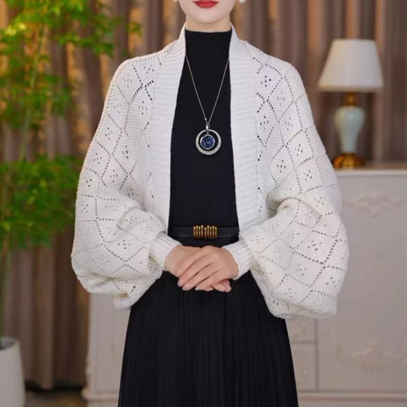 Model i cremehvid sjalcardigan med tydeligt åbent hulmønster i ruder, båret over sort outfit 4