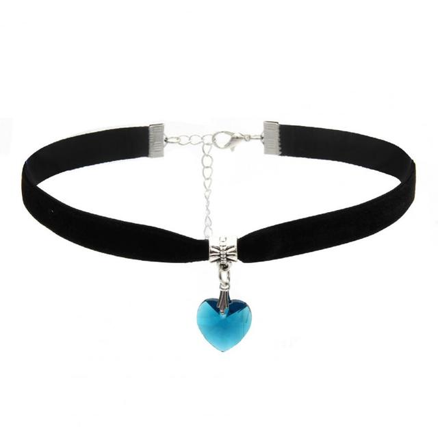 Schwarzer Samt-Choker mit blauem Herzanhänger, Gothic-Stil, modisches Accessoire.