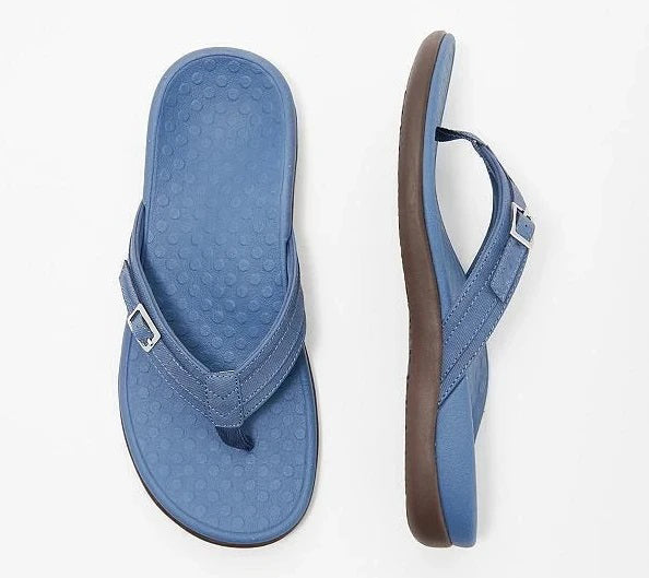 Blå sandal med sølvfarvet spænde set ovenfra og fra siden, med prikket fodseng 7