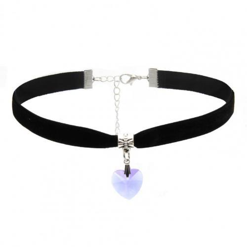Schwarzer Samt-Choker mit lila Herzanhänger, gotischer Stil, modisches Accessoire.
