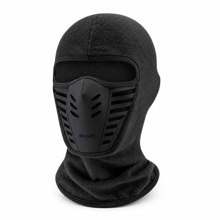 Sort fleece-ansigtsmaske set skråt forfra med ensfarvet munddel, ovale ventilationshuller og vandrette ventilationsriller. 8
