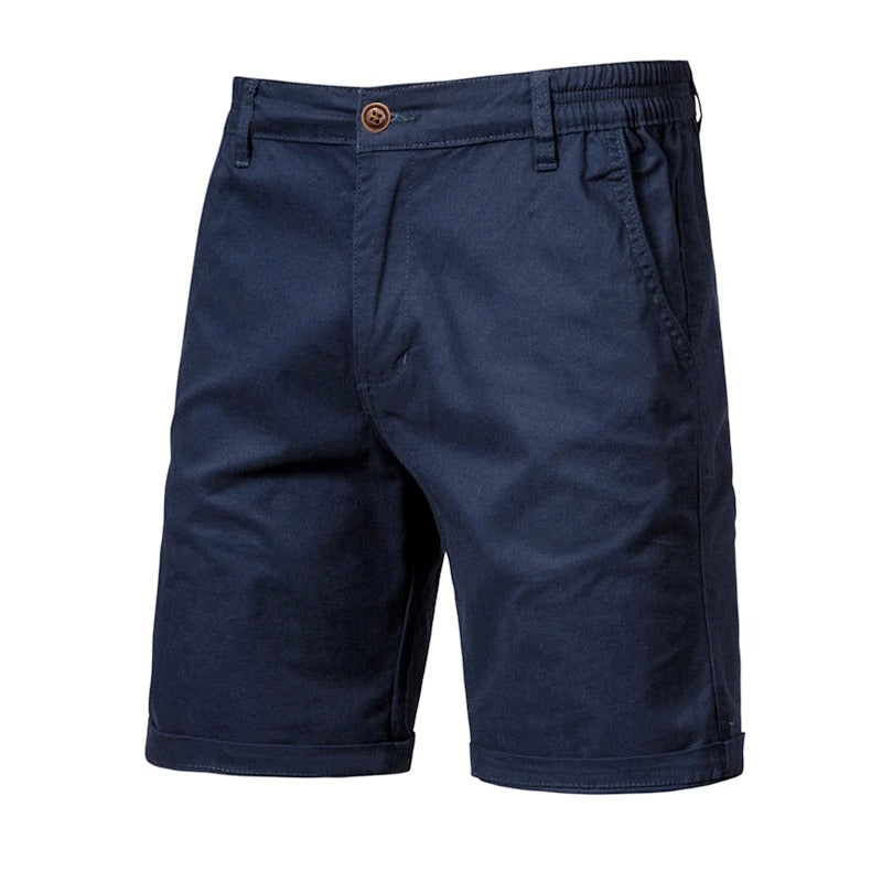 Marineblå shorts set forfra med knap, sidelommer, elastisk linning og opsmøgede ben. 10