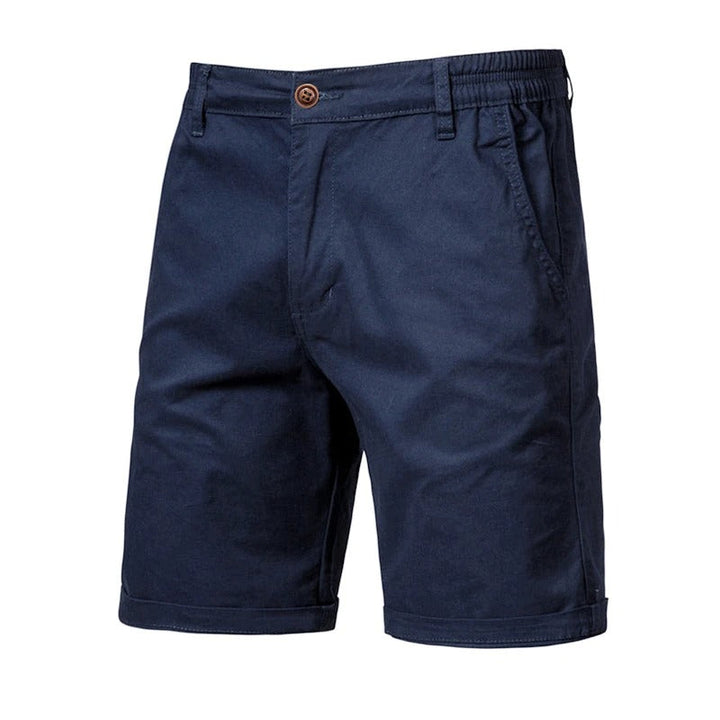 Marineblå shorts set forfra med knap, sidelommer, elastisk linning og opsmøgede ben. 10