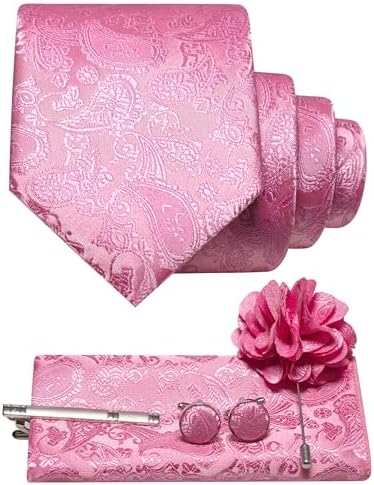 Lyserødt paisley-sæt med oprullet slips, lommeklud, manchetknapper, slipsenål og blomsterformet reversbroche. 26