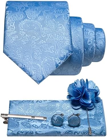 Lyseblåt paisley-sæt med oprullet slips, lommeklud, manchetknapper, slipsenål og blå blomsterbroche. 33