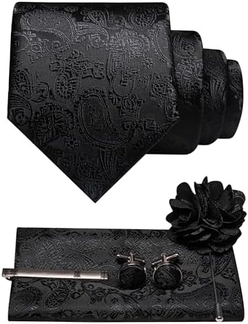 Sæt i sort med tone-i-tone paisleymønster: slips, lommeklud, manchetknapper, slipsenål og sort blomsterformet reversbroche. 9