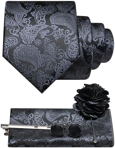 Sæt i sort og grå paisley: slips, lommeklud, manchetknapper, slipsenål og sort blomsterformet reversbroche. 12