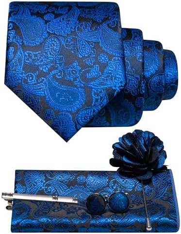 Sæt i blå og sort paisley: slips, lommeklud, manchetknapper, slipsenål og blå blomsterformet reversbroche. 14