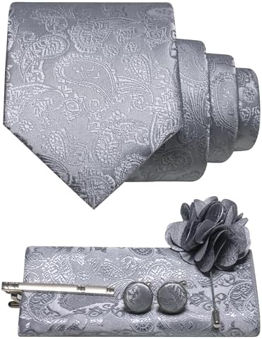 Mørkere stålgråt paisley-sæt med oprullet slips, lommeklud, manchetknapper, slipsenål og grå blomsterbroche. 32