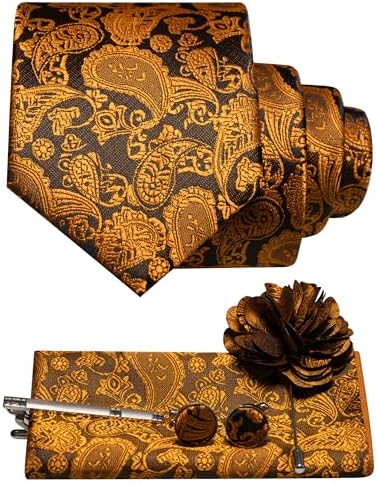 Sæt med guldorange paisleymønster på mørk bund: slips, lommeklud, manchetknapper, slipsenål og brun blomsterbroche. 11