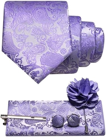 Lavendelfarvet paisley-sæt med oprullet slips, lommeklud, manchetknapper, slipsenål og blomsterformet reversbroche samlet på hvid baggrund. 21