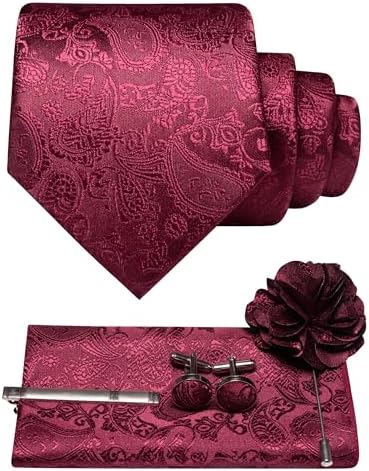 Sæt i bordeaux med paisleymønster: slips, lommeklud, manchetknapper, slipsenål og blomsterformet reversbroche samlet på hvid baggrund. 1