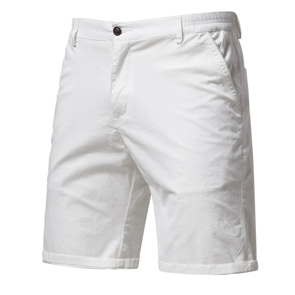 Hvide shorts set forfra med knap, skråtstillede sidelommer, elastisk linning og opsmøgede ben. 9