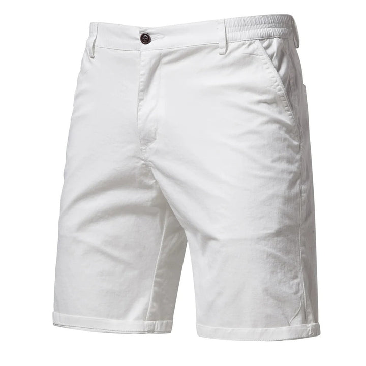 Hvide shorts set forfra med knap, skråtstillede sidelommer, elastisk linning og opsmøgede ben. 9