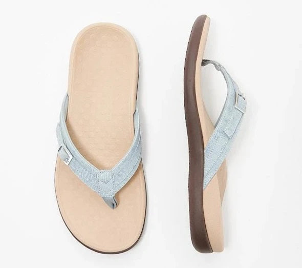Lyseblå sandal med beige fodseng og spænde set ovenfra og fra siden 9