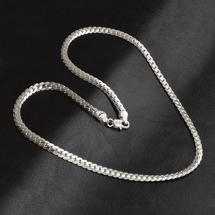 Silberne 925er Sterlingsilber-Halskette auf schwarzem Hintergrund, elegantes Schmuckdesign.