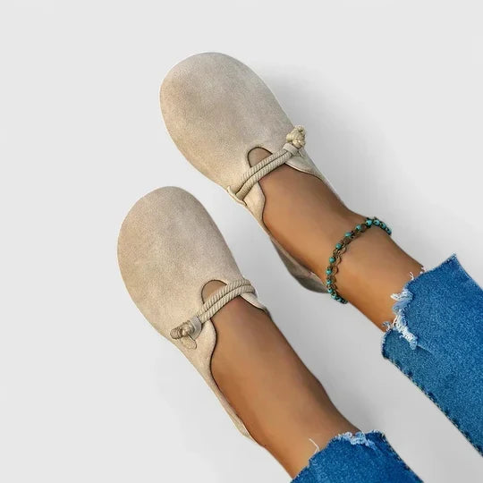 Beige ruskindssko med rund tå og snoet snor, set oppefra på model i jeans 1