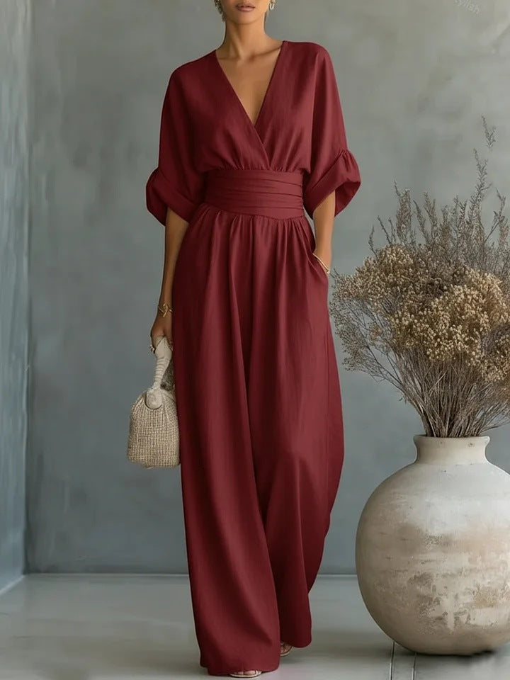 Jumpsuit i mørkerød set forfra på model med bred taljestrop, halvlange ærmer og lomme i siden 4
