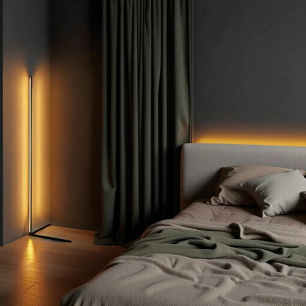 Gulvlampe med orange lys i mørkt soveværelse ved mørke gardiner og en seng med lyst hovedgærde 9
