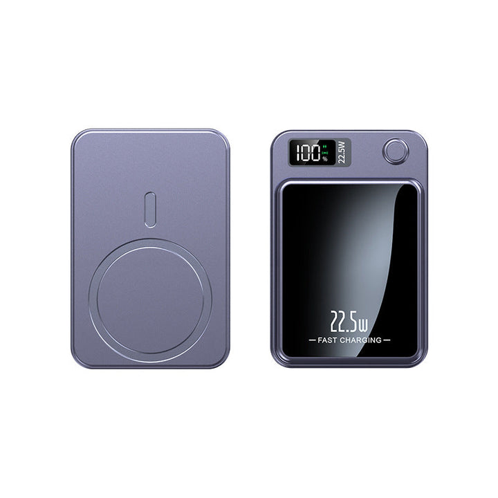 Lilla powerbank set bagfra med magnetisk ring og forfra med spejlfront, batteridisplay og tændknap. 3
