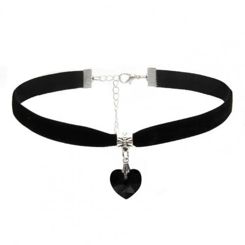Schwarzer Samt-Choker mit Herzanhänger, gotischer Stil, verstellbar, modisches Accessoire.