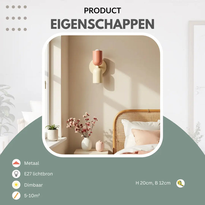 Væglampe i fersken og creme hængt over et natbord ved en rattan-seng, med infografik om materiale, pære og størrelse. 22