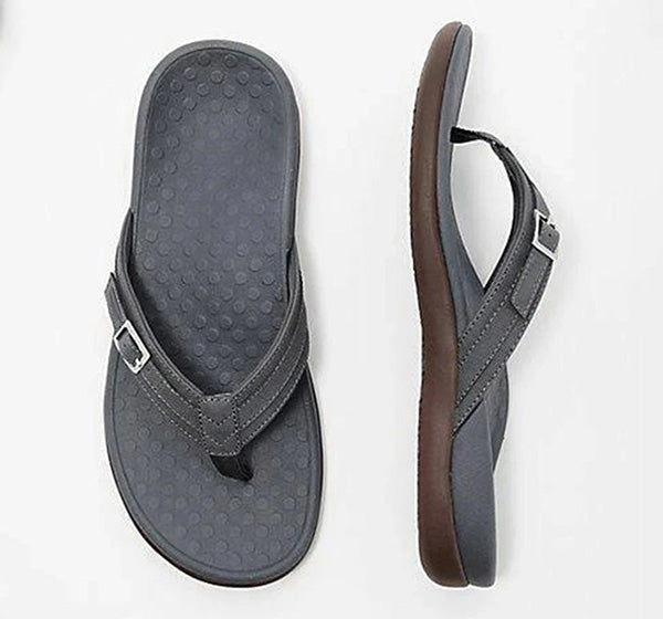 Grå sandal med prikket fodseng og spænde set ovenfra og fra siden 10