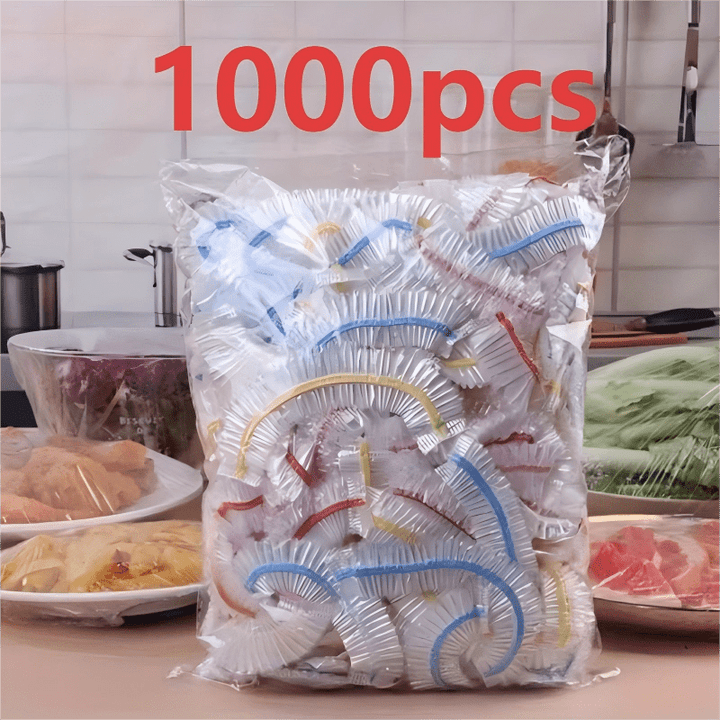 Posen med mange dækkapper på køkkenbordet, omgivet af fade med kylling, pasta, salat og kød, med stor rød tekst over. 3