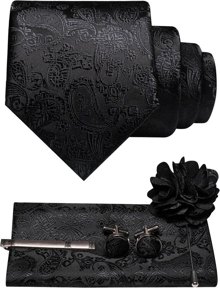 Nærbillede af helsort tone-i-tone paisley-sæt med slips, lommeklud, manchetknapper, slipsenål og sort blomsterbroche. 37