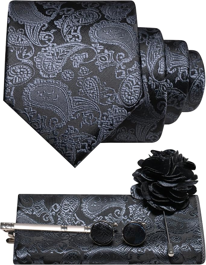Nærbillede af sort og blågråt paisley-sæt med slips, lommeklud, manchetknapper, slipsenål og sort blomsterbroche. 36