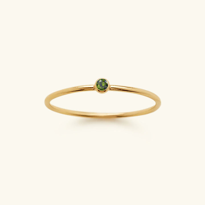 Goldener Ring mit grünem Peridot, minimalistisches Design, Geburtsstein August, Schmuck.