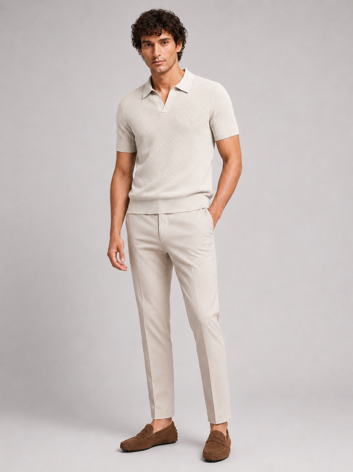 Helfigur af model i beige strikpolo med lyse bukser og brune loafers 18