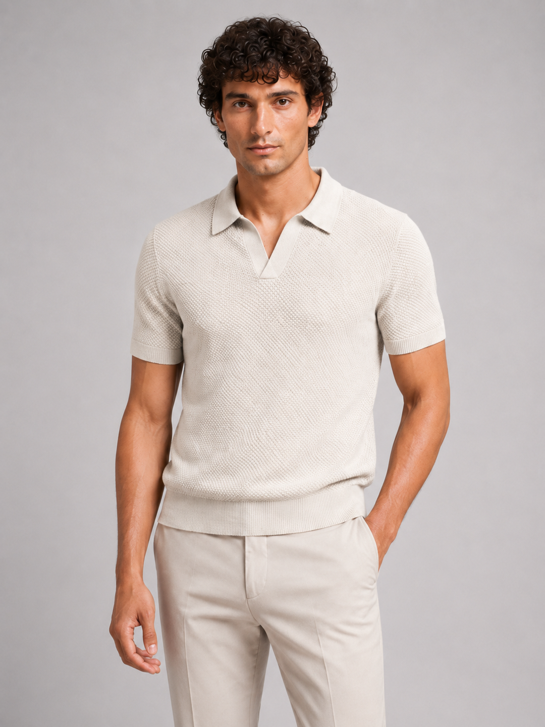 Model i lys beige strikpolo med åben krave, set forfra til taljen 16