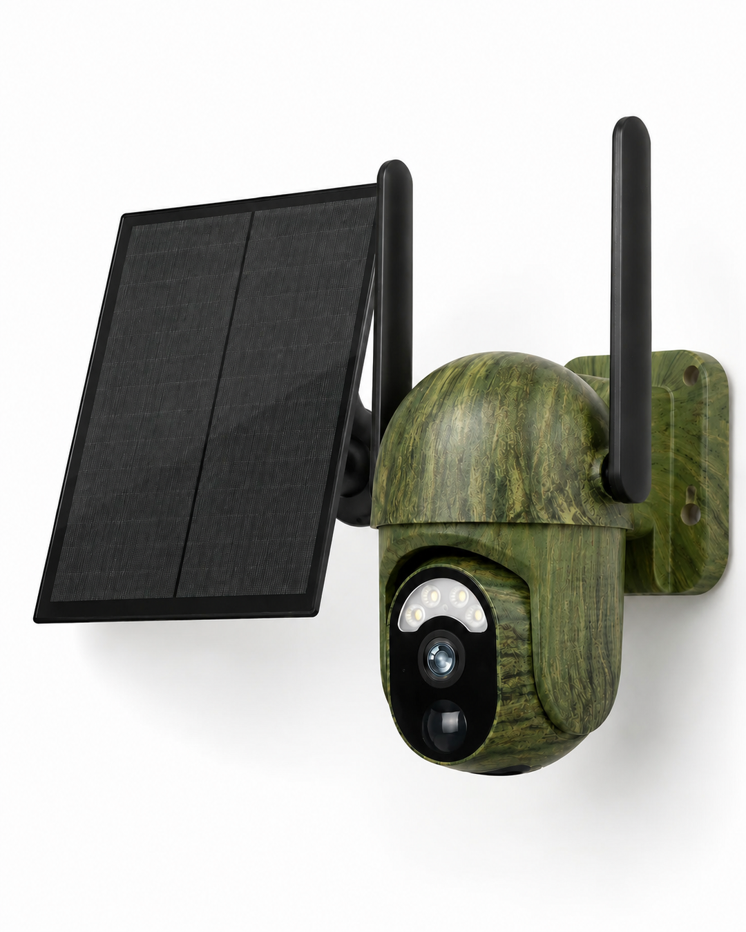Kamera med trælignende grøn camouflage, solcellepanel, to sorte antenner og vægbeslag, set skråt forfra på hvid baggrund. 1