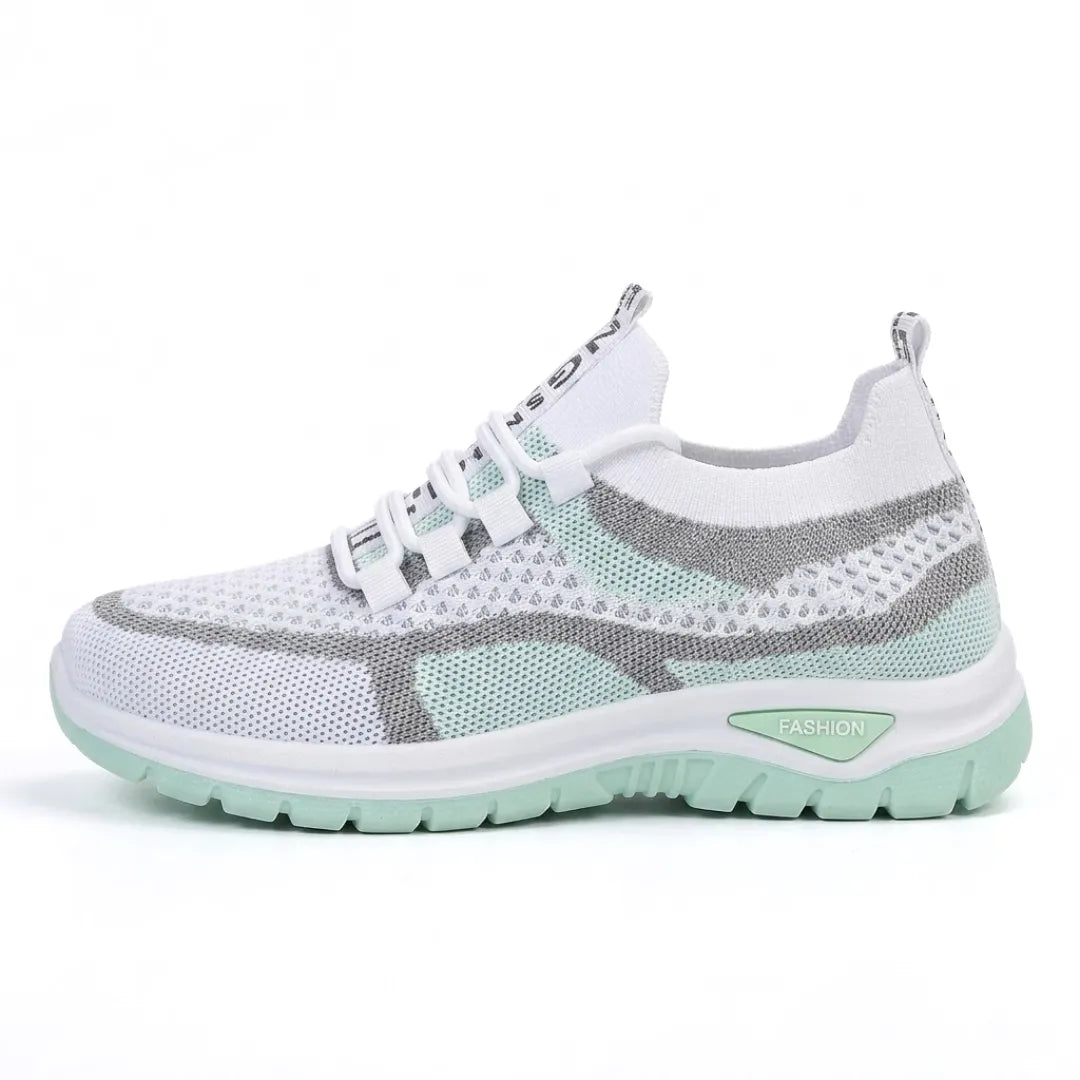 Sneaker i hvidt mesh med grå striber og mintgrøn sål og mintgrønne felter, set fra siden. 10