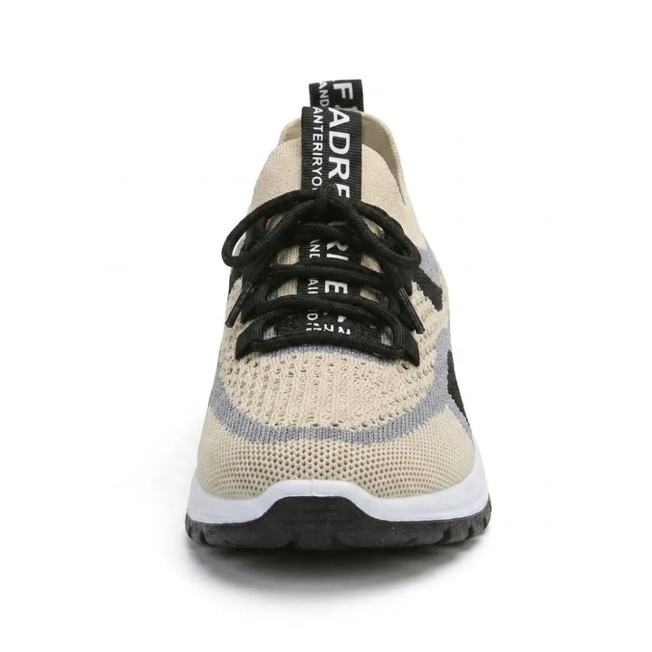 Sneaker set direkte forfra med beige mesh, sorte snørebånd, grå og sorte striber og hvid sål med sort slidsål. 44