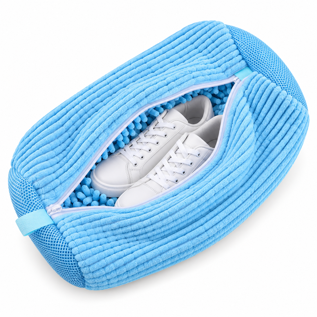 Lyseblå vaskepose med ribbet stof, lynlåsen åben og to hvide sneakers synlige indeni 11