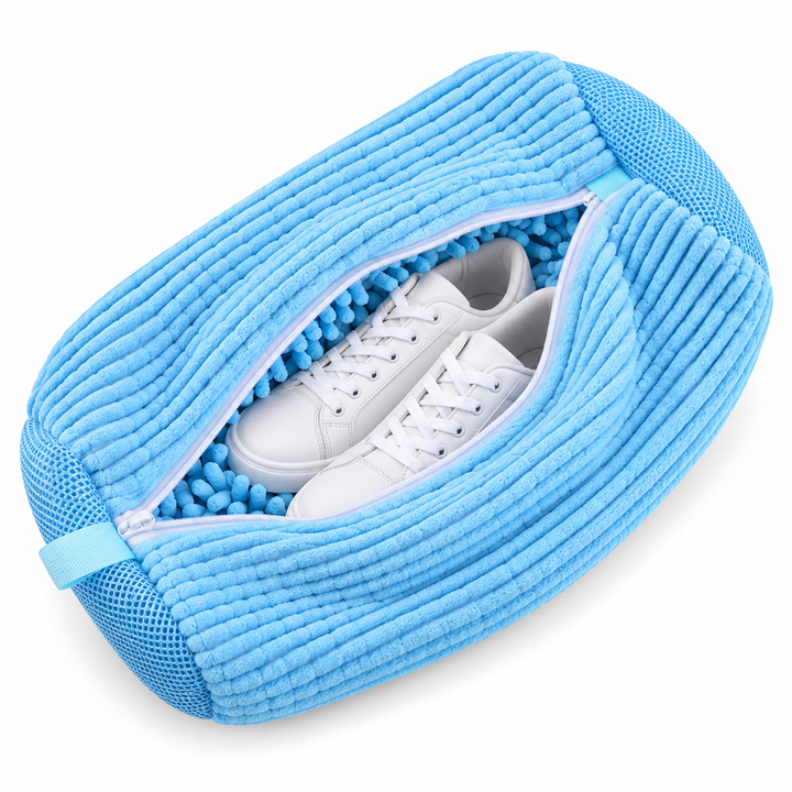 Lyseblå vaskepose med ribbet stof, lynlåsen åben og to hvide sneakers synlige indeni 11