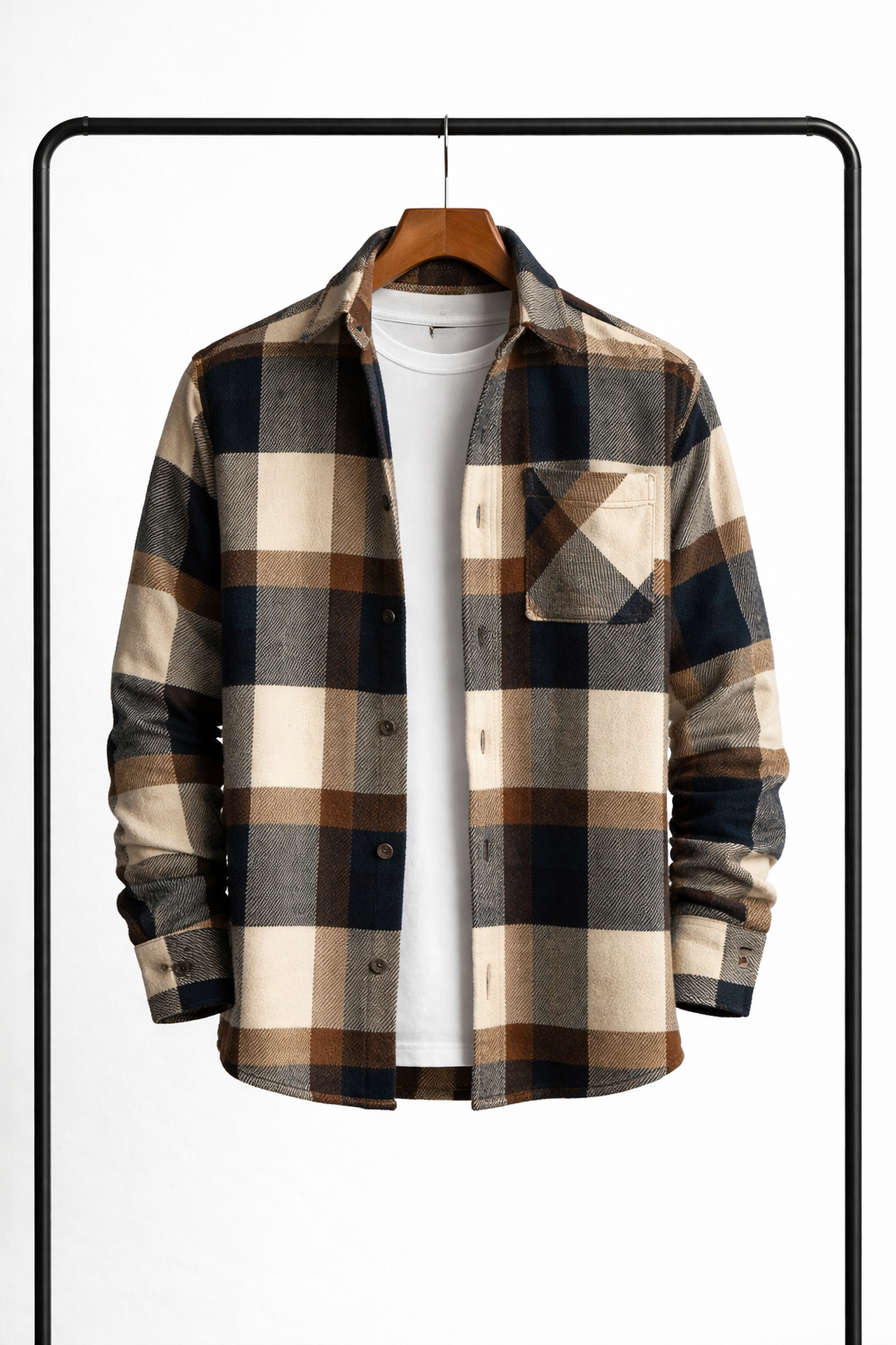 Overshirt i brun, creme og mørkeblå tern set forfra på bøjle, åben over hvid t-shirt, med brystlomme. 5