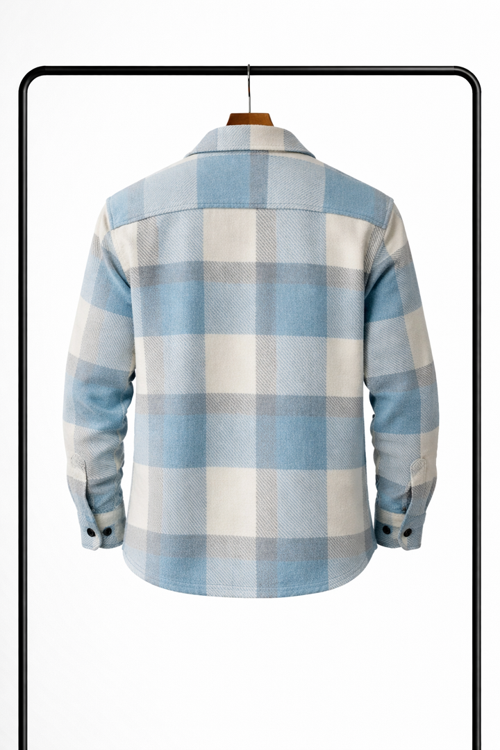 Overshirt i lyseblåt og cremefarvet tern set bagfra på bøjle, med skulderparti i ét stykke og manchetter med knapper. 2