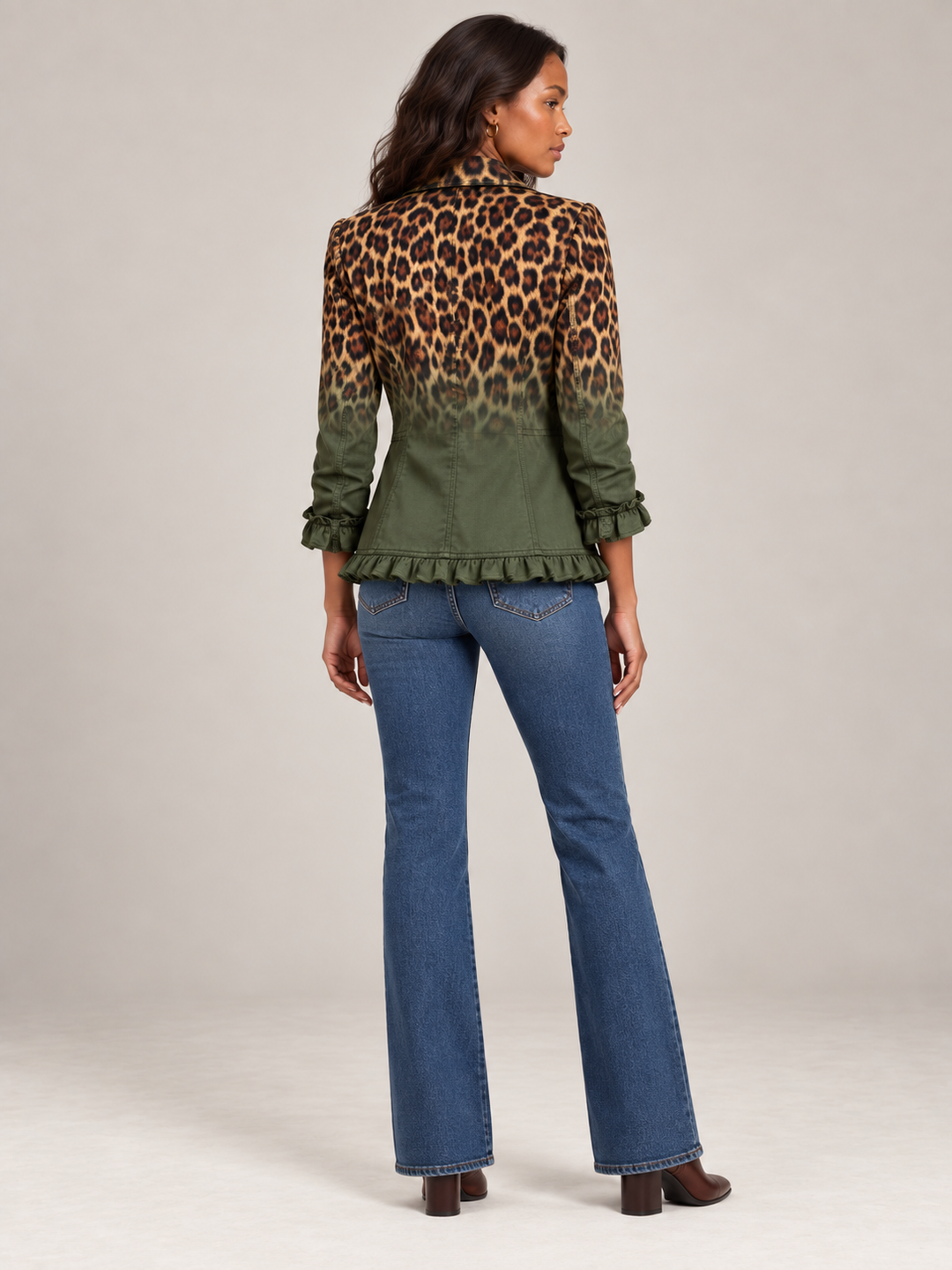 Den olivengrønne leopardblazer set bagfra på model, med gradient fra leopard til grøn og flæsekant forneden. 7